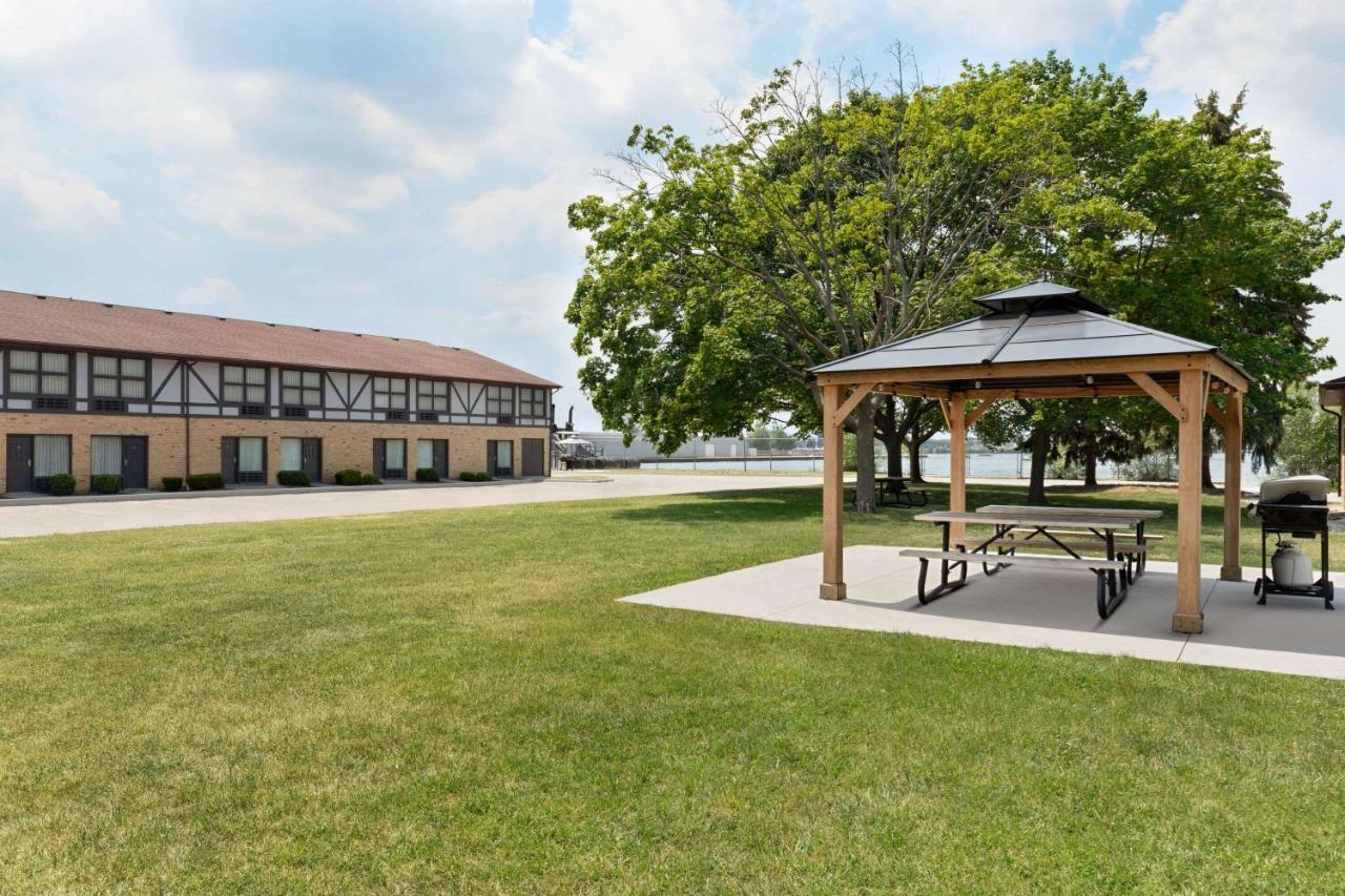 Days Inn By Wyndham Sarnia Harbourfront מראה חיצוני תמונה